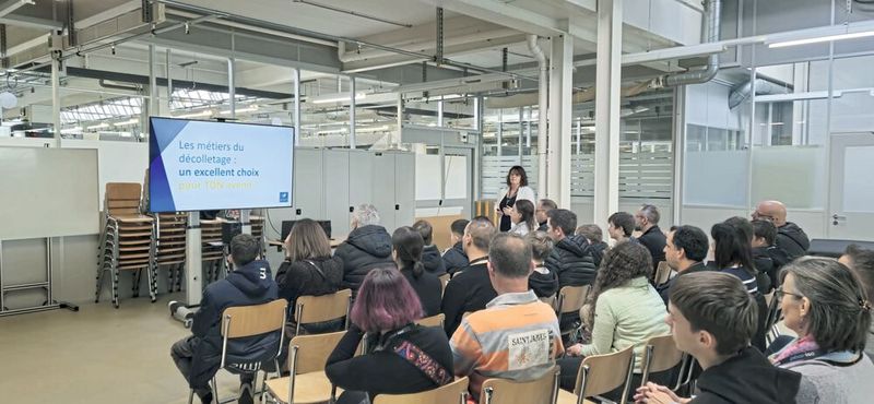 Près d'une quarantaine de personnes avaient fait le déplacement pour découvrir les métiers du décolletage chez PIBOR ISO SA. Joëlle Schneiter, directrice de l'AFDT ici en pleine élocution. (Source : AFDT)