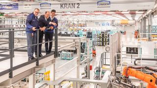 Der Bayerische Staatsminister der Finanzen und für Heimat Albert Füracker informierte sich bei Werkleiter Armin Ebner über die aktuelle Situation des Regensburger BMW-Group-Standorts und besichtigte die Produktion von Hochvoltbatterien für Elektrofahrzeuge sowie die Fahrzeugmontage. (Bild: BMW Group)