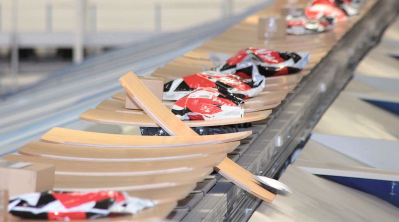 Die motorisch angetriebenen Kippelemente ermöglichen durch die integrierte Weichenfunktion ein zweidimensionales, geführtes Ausschleusen der Stückgüter nach beiden Seiten des Sorters.  (Bild: Beumer)