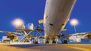 Auf internationalen Frachtflügen gilt einerseits die Obhutshaftung nach dem Montrealer Übereinkommen, es kann aber auch die vermutete Verschuldungshaftung nach dem Warschauer Abkommen gelten. (Bild: ©Thatsarpars - stock.adobe.com)