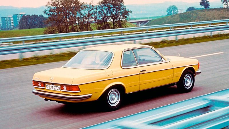 Während die Coupés der /8-Reihe stilistisch wegen des identischen Radstandes mit der Limousine sehr großzügig erschienen, waren die neuen Modelle 230 C, 230 CE, 280 C und 280 CE eigenständiger. Der gegenüber der Limousine 85 Millimeter kürzere Radstand gab dem Wagen im Zusammenspiel mit dem niedrigeren Dach und den stark geneigten Front- und Heckscheiben eine gedrungene Erscheinung, verbunden mit einem relativ engen Innenraum.  (Bild: Mercedes-Benz Classic Archive)