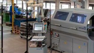 Neben einer eigens konstruierten Drahtendenbearbeitungsmaschine, setzte das ICM für einen automatisierten Vereinzelungs-Prozess auf eine flexible Roboterzelle (Uwe Kießling/Copyright Zimmer Group)