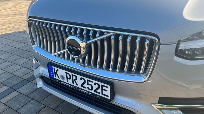 In den Top-Varianten können Kunden zwischen den beiden Ausführungen „Bright“ und „Dark“ wählen. Bright kommt mit Chrom-Akzenten daher, die gut zur Lackierung „Silver Dawn Metallic“ unseres Testwagens passen. (Bild: Simon – VCG)