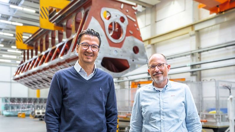V. l.: Geschäftsführer Peter Nortmann und Betriebsleiter Stephan Dencker über die Zukunft der Kieler Maschinenwerke.(Bild:  Kieler Maschinenwerke)
