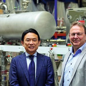 Geschäftsführer der Kubota Brabender Technologie: Hideki Saiki und Bruno Dautzenberg.(Bild:  Kubota Brabender)
