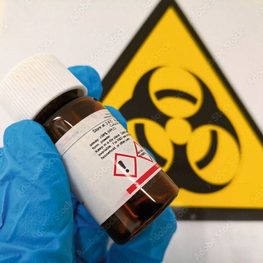 Gefahrstoff werden in verschlossenen Gebinden in dafür vorgesehenen Schränke aufbewahrt. Gefahrstoff werden in verschlossenen Gebinden in dafür vorgesehenen Schränke aufbewahrt.