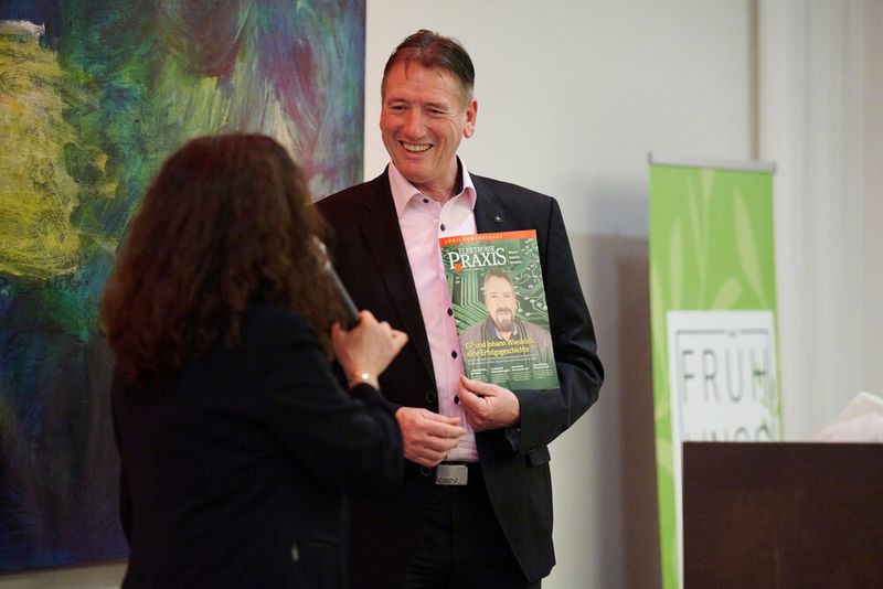 Impressionen vom ELEKTRONIKPRAXIS Frühlingsfest 2023 im Ketterer Kunst mit der Verabschiedung von Johann Wiesböck.  (Bild: © EYE AM CHRIS)