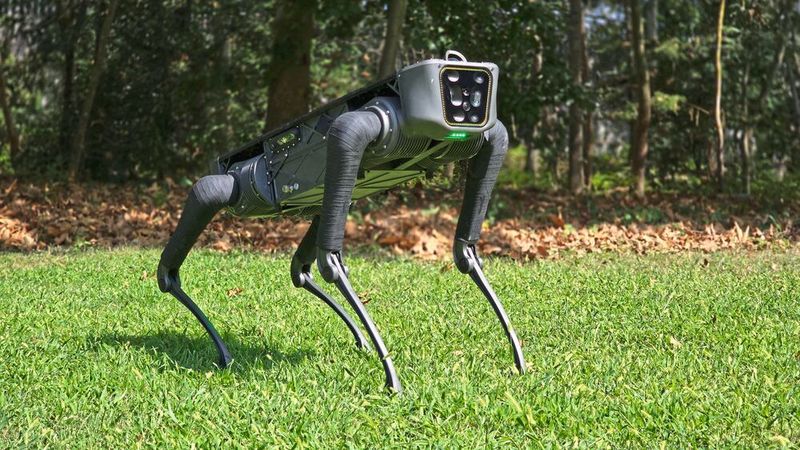 Robotics:  In AMR applications, connection technology must reliably transmit power, signals, and data despite vibration and shock loads—in very confined spaces and in a way that allows for regular maintenance. (Image:Hyperever)
