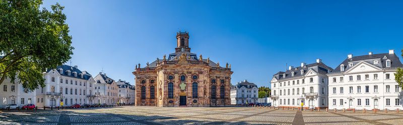 Ammar Alkassar, CIO des Saarlandes: „Das Schlüsselwort bei der OZG-Umsetzung heißt Zusammenarbeit; und dies länder- und ebenenübergreifend.“ – Im Bild zu sehen ist die Ludwigskirche in Saarbrücken (Sina Ettmer – stock.adobe.com)