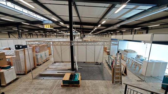 À  J-13 du SIAMS 2026, les halles de montage sont en pleine effervescence.(Source :  FAJI)