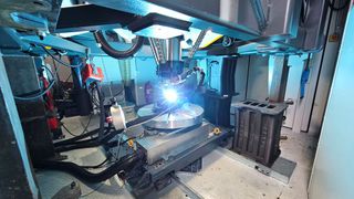 Blick in die Mobile Reparaturfabrik von Gefertec, Metrom und weiteren Partnern. Dank Kombination additiver und subtraktiver Verfahren auf kompaktem Raum kann die Fabrik komplexe Bauteile selbst in entlegenen Gebieten oder auf hoher See reparieren. Die Potenziale des 3D-Drucks speziell für Reparaturen und Instandhaltung sind ein Thema des Technologieforums Additive Fertigung zur Intec und Z 2025.  (Bild: Metrom)