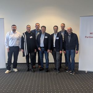 Vorstand und Geschäftsführung des Mitsubishi-Parrtnerverbands (v.l.): Walter Kolbeck, Gaby Breitenwischer, Martin Kloos, Sprecher Marc Winkelmann, Boris Mommerskamp, Geschäftsführer Andreas Wahl und Uli Bollack. Nicht auf dem Bild ist Jan Sperling. (Bild: Simon – VCG)