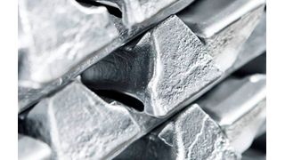 Hier blickt man auf einen Stapel von Metallbarren aus einer Zinkdruckguss-Legierung. Daraus entstehen hochwertige Bauteile. Doch wusste man bisher zu wenig zum Verhalten derselben unter dynamischer Beanspruchung. Das Wissen haben Forscher nun aber vermehrt ... (Bild: Metalllurger)