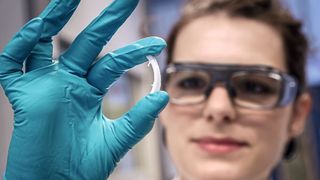 So sehen die fertigen Biopolymer-Chips aus, die Diana Keddi hergestellt hat. (Bild: Roberto Schirdewahn)