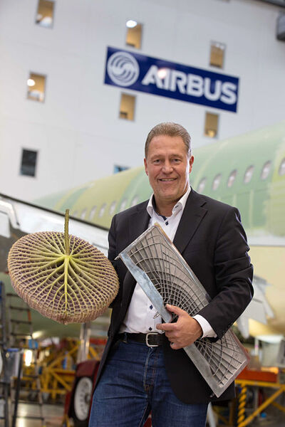 Peter Sander mit einer kopierten Viktoria-Seerose und ihrer Adaption in Form einer Bremsklappe, die (größer) ab dem Jahr 2018 auf einer eigenen Testmaschine fliegen soll. (Airbus)