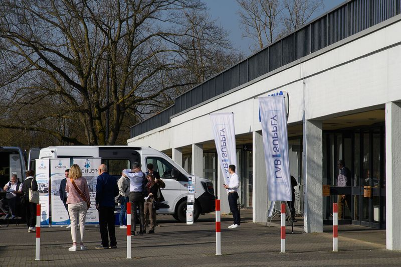 Vor dem Eingang der Jahrhunderthalle zeigte Köhler Laborbau ein mobiles Labor.   Mehr Infos zu den kommenden LAB-SUPPLY-Messen finden Sie auf www.lab-supply.info (Bild: Stefan Stark)