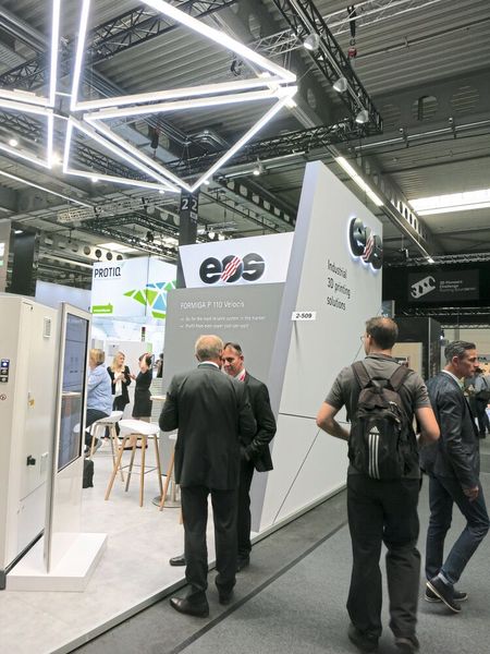 Reges Interesse auch am Stand von EOS, Anbieter von Systemen zum Direkten Metall-Laser-Sintern (DMLS) und Anbieter hochproduktiver Systeme zur Additiven Fertigung mit Kunststoffen. (Bild: Schäfer / Devicemed)
