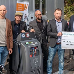 Scheckübergabe der Thüringer: (v. l.) Präsident Helmut Peter, Kfz-Lehrer Michael Smolarek, Raoul Larisika (beide BBS Ahrweiler), Stefan Haase, Dietmar Hoffmann, Landesverbandsvize Uwe Crüger(Bild:  Friedsam GmbH Werbeagentur)