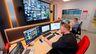 Der neue Leitstand koordiniert bei Strauss täglich rund 45.000 Sendungen. Die Auftragsdurchlaufzeit sank von vier Stunden auf 40 Minuten. (Bild: Strauss Leitstand)