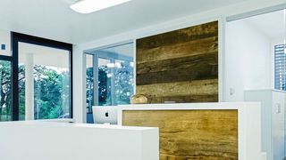 Gleichmäßiges Licht verspricht die LED-Leuchte lens pro von Regiolux. Sie verfügt über die Schutzart IP44. (Regiolux)