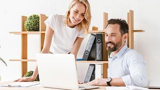 Wenn Umgebung und technische Ausstattung stimmen, können Menschen überall dort effizient arbeiten, wo es einen Internetanschluss gibt. (© – Drobot Dean – stock.adobe.com)