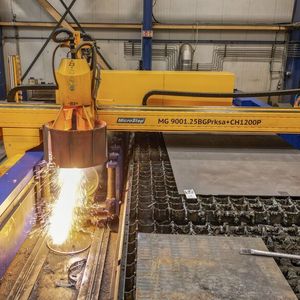 Damit GFM Schiller jetzt auch den Blechzuschnitt anbieten kann, ist die zweite MG-3D-Plasmaschneidanlage von Microstep in Sachen Bearbeitungsbereich auf 9.500 × 2.500 Millimeter vergrößert worden. Auch sie hat einen Plasmarotator sowie den Autogen-Support. Auch eine Bohrspindel findet sich an der Anlage.(Bild:  Microstep Europa)