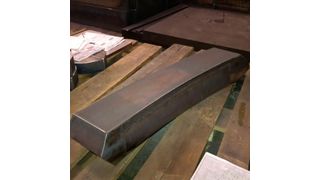 Sichere Reproduzierbarkeit: Jebens fertigt mit einem Brennschneidroboter Schnitte, deren Winkel sich entlang der gesamten Schnittkante beliebig verändern und setzt damit neue Maßstäbe als führender Spezialist für komplexe Schweißbaugruppen. (Jebens)