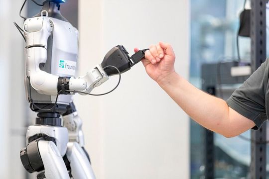 Humanoide Roboter sind die sichtbarste, aber bei weitem nicht die einzige Ausprägung von KI-basierter Robotik.(Bild:  Fraunhofer IPA)