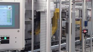 Die Fertigungslinie für den PKW-Hersteller bestand aus vollautomatischen und manuellen Montage-Stationen. (Rose Systemtechnik )