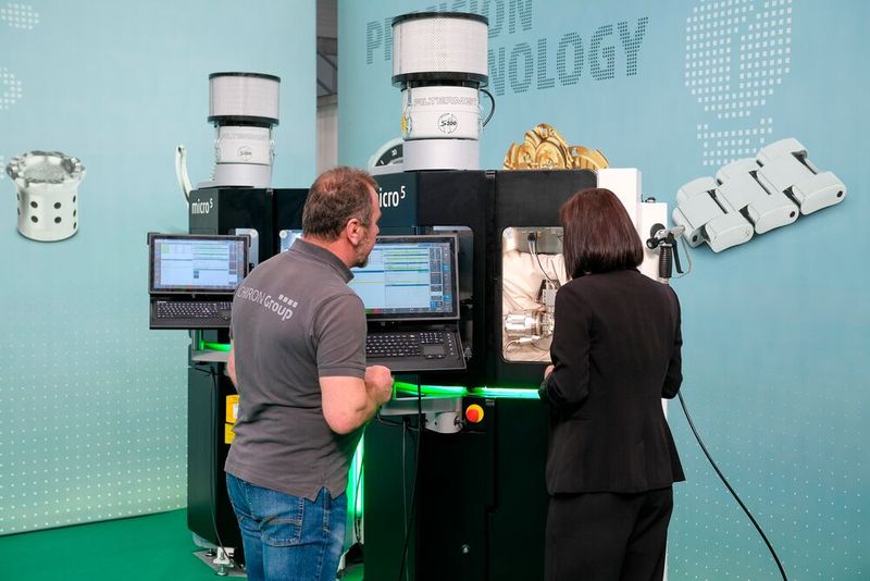 Beispiel für 5Xcellence, für das 5-Achs-Bearbeiten anspruchsvoller Werkstücke in einer Aufspannung mit geringsten Toleranzen: die Micro5 für filigrane Präzisionskomponenten. (Bild: Chiron)