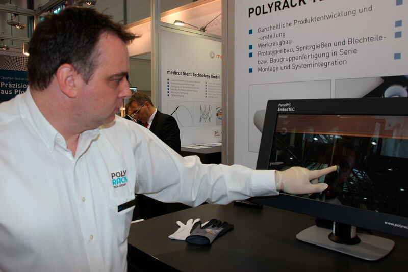 Polyrack hat sich auf Gehäuse- und Systemlösungen unter anderem für die Medizintechnik spezialisiert. Das Besondere dieses Panel-PCs erklärt Michael Rapp: Man kann das Touch-Display sogar mit Handschuhen bedienen. (Bild: Schäfer)