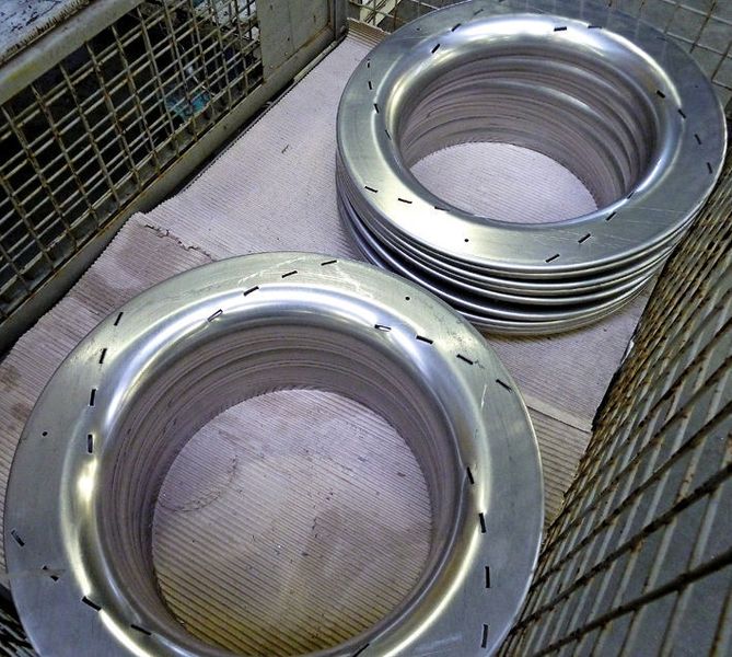 So sehen die fertiggeformten Lüftergehäuse aus. Die vorgestanzten Schlitze dienen zur Aufnahme der Schaufeln, die eingesteckt und verschweißt werden. Bild: Kuhn (Archiv: Vogel Business Media)