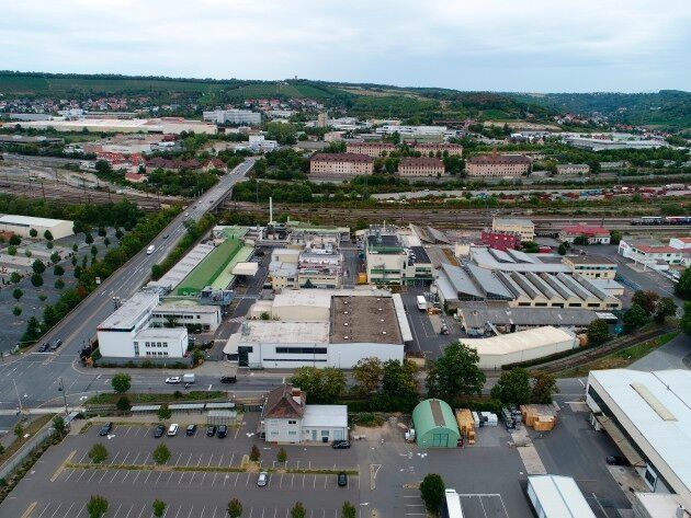 BASF Coatings hat die Einführung von Grünstrom in der europäischen Produktion, wie unter anderem am Standort Würzburg, erfolgreich abgeschlossen.(Bild:  BASF Coatings)