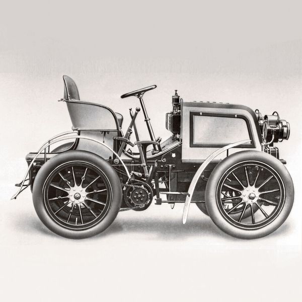 1900 – das erste Lenkrad von Mercedes: Im Jahr 1900, stattete die Daimler-Motoren-Gesellschaft ihren Phoenix-Rennwagen (Bild) mit einem Lenkrad aus. Zuvor waren Autos nur mit einem simplen Lenkhebel oder einer Lenkkurbel ausgestattet. So auch das erste Automobil der Welt, der Patent-Motorwagen von Carl Benz aus dem Jahr 1886, ebenso wie der von Gottlieb Daimler und Wilhelm Maybach konstruierte „Stahlradwagen“ von 1889. Denn damals war man es von Kutschen gewohnt, am rechten oder linken Zügel zu ziehen, um die Pferde in die gewünschte Richtung zu dirigieren. In den 1902 eingeführten Mercedes-Simplex-Modellen gab es zusätzliche Hebel am Lenkrad, über die essenzielle Motorfunktionen wie Zündzeitpunkt und Gemisch reguliert werden mussten. Zwar wurden die Hebel zur manuellen Justierung von Kraftstoffgemisch und Zündung dank der Weiterentwicklung der Motoren überflüssig, aber das Lenkrad hat immer mehr Funktionen übernommen und ist mittlerweile als Multifunktionslenkrad die Kommandozentrale im Auto.  (Bild: Mercedes-Benz)