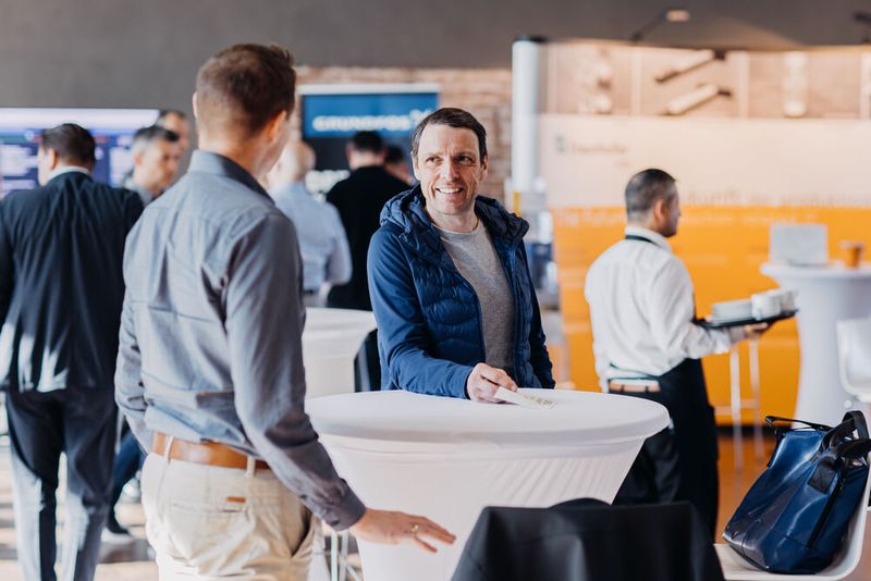 Zeit für persönliche Gespräche gab es in den Pausen zwischen den Vorträgen. (Bild: Benedikt Knüttel/BK Fotofilm)