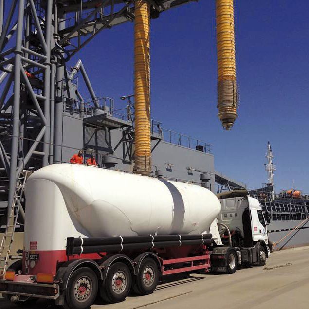 In Zementträgern ist die Ausrüstung für pneumatische Entladung in einem Maschinenraum zwischen zwei Laderäumen des Schiffes angeordnet.