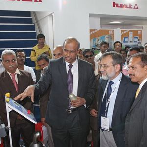 HMT-Geschäftsführer M.D. Sreekumar (mit Werkstück) und Staatssekretär M. F. Farooqui.