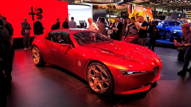 Alfa Romeo made its presence felt in Paris with the unveiling of the Cuorerosso. The concept car is intended to demonstrate how the designers are integrating electrification into the brand's design language. (Image:sp-x)