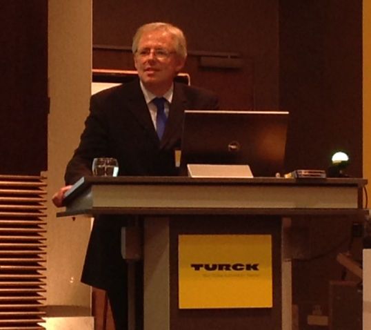 Klaus Ebinger, Leiter Produktmanagement Interfacetechnik bei Turck, präsentiert die neue Interface-Geräteserie IMX12(Bild:  PROCESS)