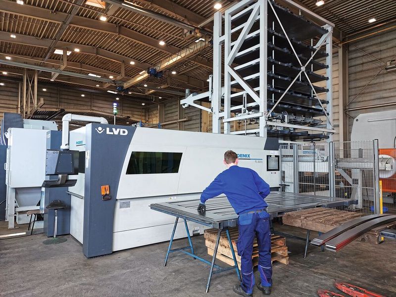 Lödige Industries nutzt eine Fiber-Laserschneidmaschine Phönix FL 3015 mit 4 Kilowatt von LVD. Mit dabei ist ein Kompaktturm als Inselllösung installiert, der über 10 Lagerplätze verfügt. (Bild: VCG/Finus)