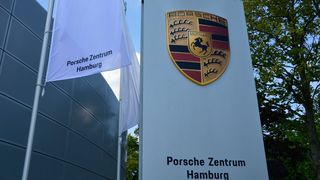 Das innenstadtnahe Porsche-Zentrum Hamburg feierte in dieser Woche... (Bild: Achter/»kfz-betrieb«)