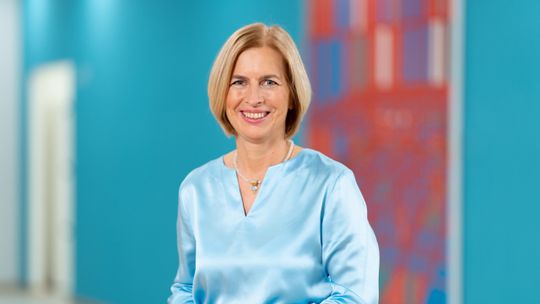 Tanja Rückert: „Für uns bei Bosch ist das ein klarer Auftrag: Innovation muss mit Verantwortung einhergehen. Gerade beim Thema KI ist es daher wichtig, dass wir weltweit Regeln für eine vertrauenswürdige KI einführen. Gleichzeitig muss vermieden werden, dass die Entwicklung und Nutzung von KI durch Überregulierung beschnitten wird."(Bild:  Bosch)