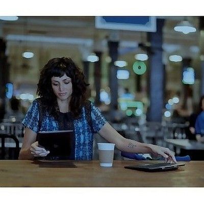 Wireless Charging:     Mit Intel wird kabelloses Laden zur Realität. Einfach das Gerät abstellen und den Akku kabellos zuhause, bei der Arbeit oder unterwegs aufladen    Keine exakte Platzierung des Geräts notwendig    Kabelloses Laden funktioniert unabhängig von der Art der Tischoberfläche    Laden mehrerer Geräte gleichzeitig möglich    Ladeleistung von 5, 10 sowie 20 Watt für Smartphone,Tablet oder Notebook    Globaler Standard macht Reiseadapter in verschiedenen Ländern überflüssig (Bild: Intel/IFA)