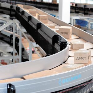 Die Hochleistungs-Sortieranlage des neuen Hubs von Hermes besteht aus zwei Paketsortern des Typs Beumer Sorter BS 25 E Tray. 