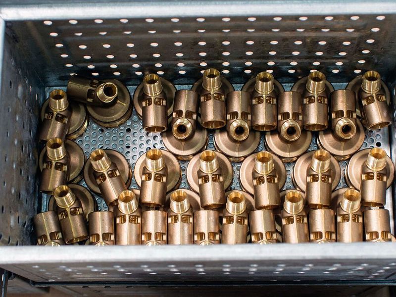 Bestandteile der Gassicherheitstechnik, -mischung und -analyse: Witt lagert im Shuttle-Lager vor allem Metallteile. (Dobülog)