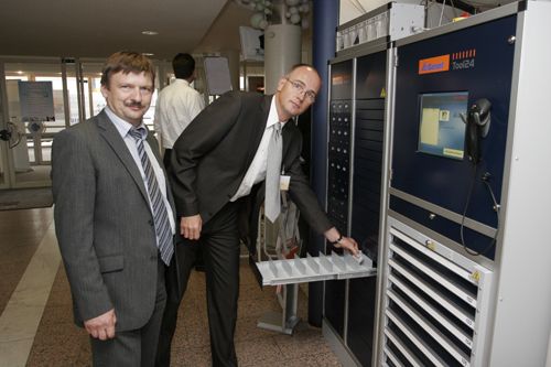 Ernst Nixel (links) und Markus Decker, beide Projektleiter bei der Hoffmann Group in Nürnberg, erläutern ein automatisiertes Ausgabesystem für Werkzeuge oder höherwertige C-Artikel und Kleinteile. (Archiv: Vogel Business Media)