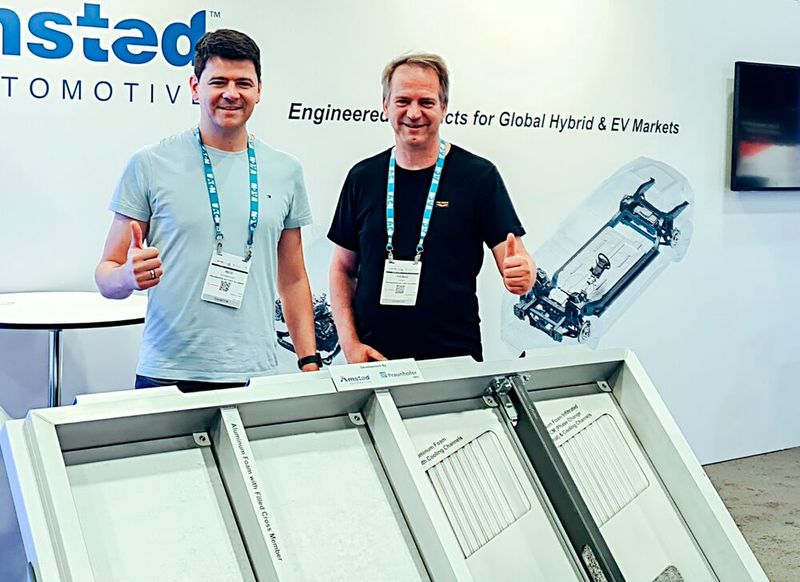 Dr. Rico Schmerler (links) und Dr. Thomas Hipke haben auf der Battery Show North America ihre Entwicklung präsentiert. (Bild: Fraunhofer IWU)