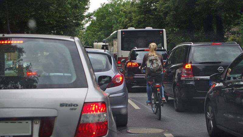 Zu viel Verkehr: Die CO2-Emissionen speziell im Straßenverkehr steigen seit Jahren kontinuierlich.
