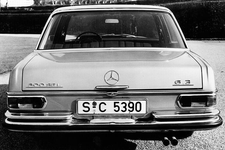 Weitere Änderungen betrafen unter anderem das Motorenangebot, den Innenraum und die Gestaltung der Lenksäule.  (Daimler)