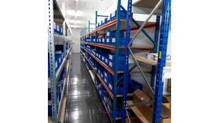 de Man nutzte den Umzug in die neue Halle, um sein Lager neu zu organisieren. (de Man)